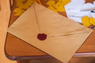 Réunir les pièces avant de saisir le bâtonnier Enveloppe de courrier recommandé et documents posés sur un bureau