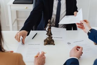 Requête en injonction de payer et pièces jointes Requête déposée au greffe d'un tribunal avec ses pièces justificatives