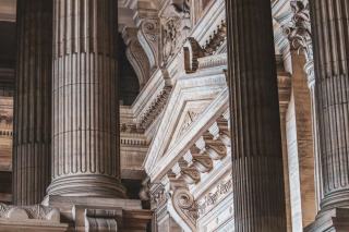 La façade d'un palais de justice